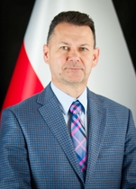 Sekretarz Powiatu (niebędący Członkiem Zarządu) - uczestniczy w pracach Zarządu Powiatu oraz mogący uczestniczyć w obradach Rady Powiatu i jej Komisji z głosem doradczym Jacek Wiśniewski